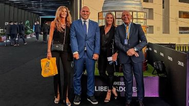 El técnico Miguel Russo, el presidente Gonzalo Belloso y la vice Carolina Cristinziano, este lunes en la sede de Conmebol.