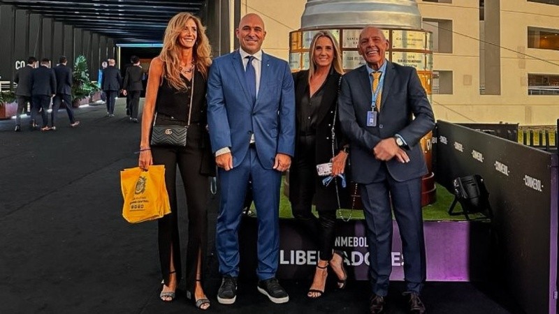 El presidente, Gonzalo Belloso, la vicepresidenta, Carolina Cristinziano, y el entrenador, Miguel Russo, junto a su pareja Mónica