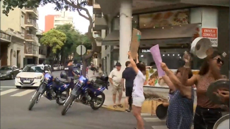 El corte que realizaron los vecinos de Alem y Zeballos esta tarde, cansados de vivir sin luz.