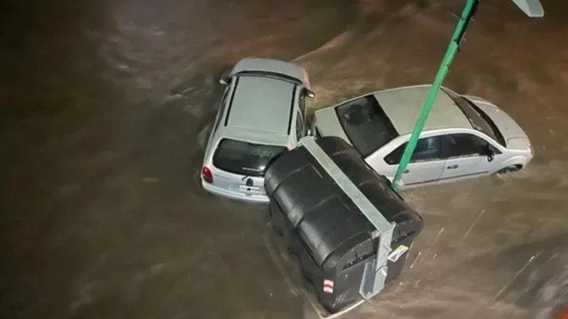 Calles anegadas y autos arrastrados por el agua en La Plata.