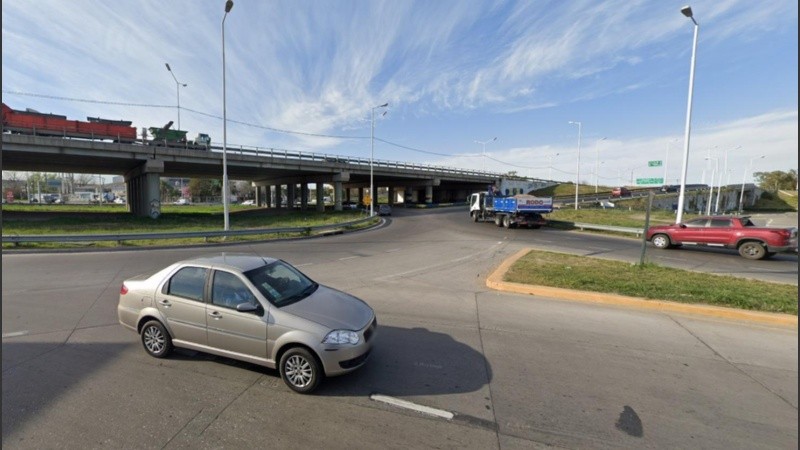 Imagen de archivo de la zona donde volcó el camión, a metros del puente de acceso a la ruta 34.