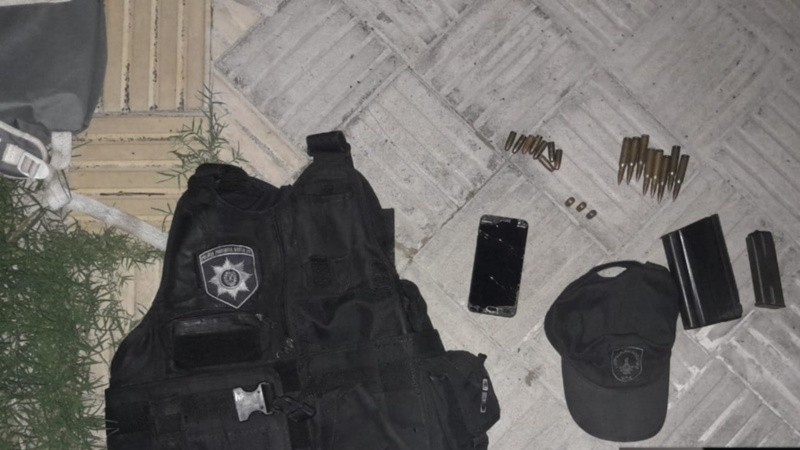 Los sospechosos escaparon, no sin antes descartar una mochila con balas y otros elementos.