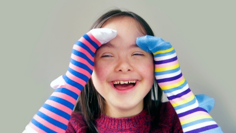 Una forma de visibilizar y concientizar es a través del uso de medias diferentes, ya que esta prenda tiene una forma muy similar a la estructura de los cromosomas.