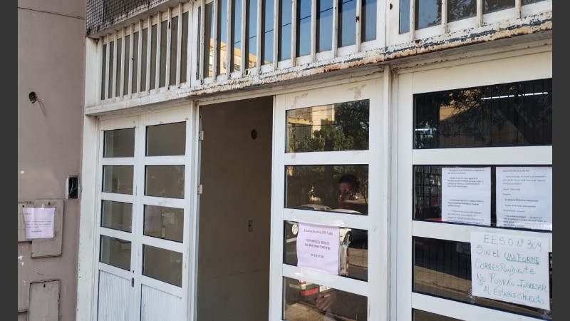 Se robaron la puerta proincipal del ingreso de una escuela de barrio Rucci.