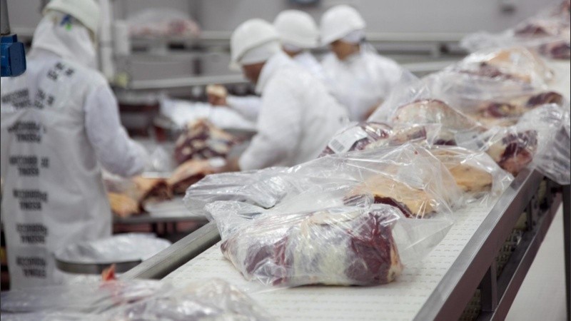 El consumo de carne vacuna por habitante cayó más de un 10% en el mercado interno en paralelo a un aumento de las exportaciones.