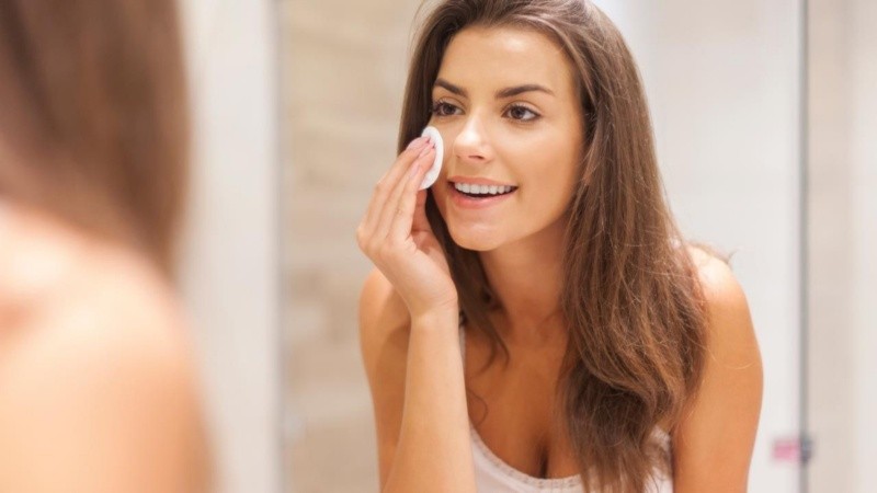 Mantener una piel sana e hidratada depende mucho de la forma de desmaquillarse.