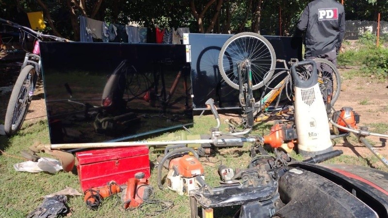La banda habría cometido varios robos a blancos de variados rubros en Villa Constitución.