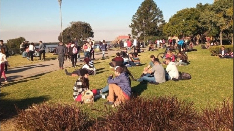 Los parques rosarinos siempre son una atracción los fines de semana con sol.