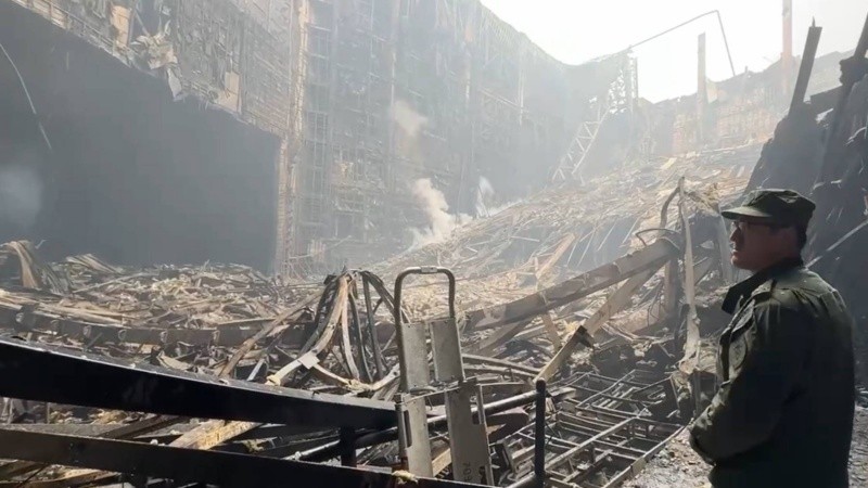 El incendio devoró un teatro y las fuerzas de seguridad buscaban cadáveres bajo los escombros.