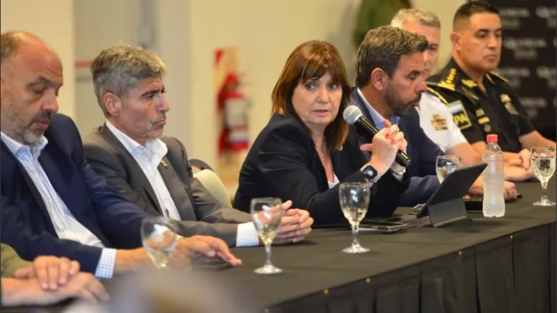 Quinteros, a la derecha de Patricia Bullrich.