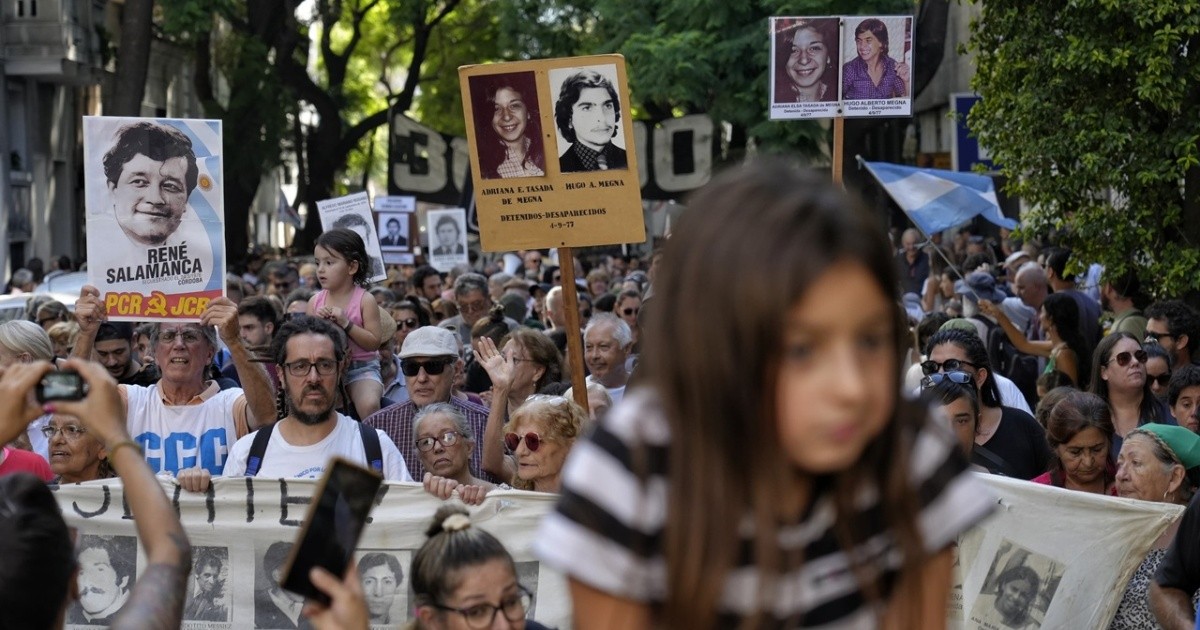 Las fotos de otra multitudinaria marcha en Rosario por el Día de la ...