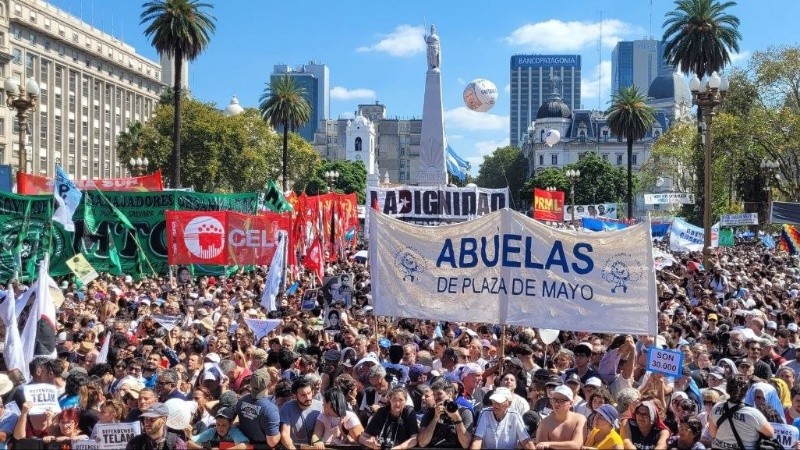 La Plaza de Mayo lució colmada desde temprano.