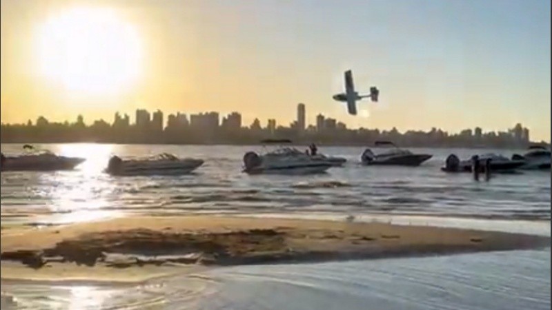 La avioneta sobrevoló la ribera del banquito San Andrés de manera peligrosa.