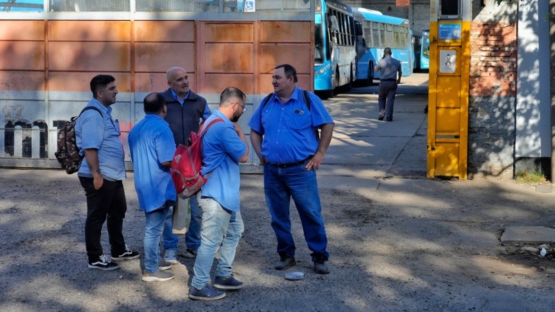 Los choferes vuelven a subirse a las unidades.