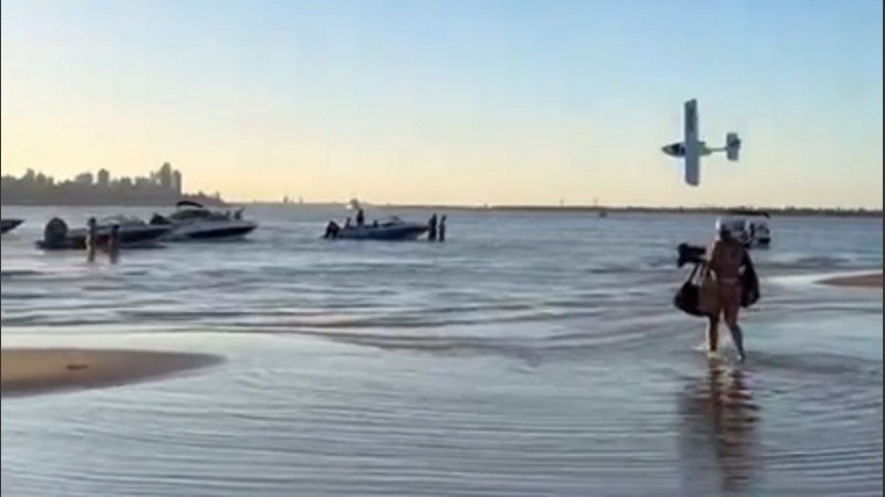 La aeronave en su vuelo rasante sobre río este domingo por la tarde.