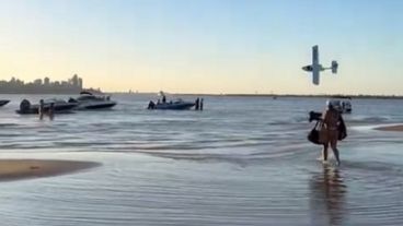 La aeronave en su vuelo rasante sobre río este domingo por la tarde.