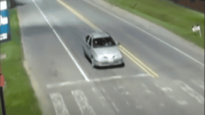 La imagen del Megane arribando por avenida Fuerza Aérea, poco antes de arrojar el paquete en Miraflores.