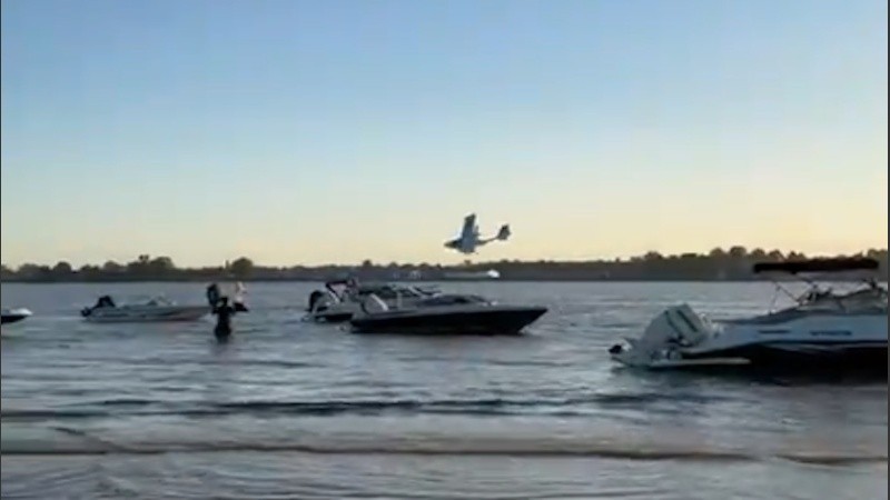 La imagen de la avioneta sobrevolando el banquito frente al centro de Rosario.