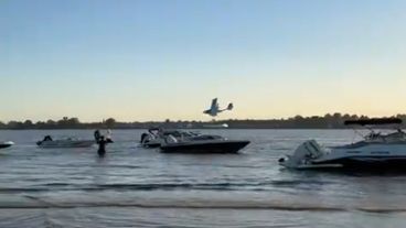La imagen de la avioneta sobrevolando el banquito frente al centro de Rosario.