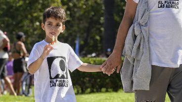 Diferentes generaciones salieron otro año a la calle a decir "nunca más"