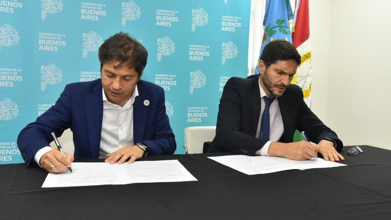 Kicillof y Pullaro durante la firma del convenio por seguridad