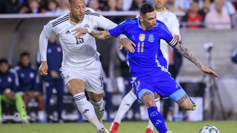 Di María fue la figura de Argentina y marcó su primer gol (golazo) de tiro libre en la selección