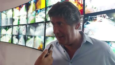 El intendente de Funes, Roly Santacrocce, indigando con el gobierno provincial