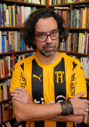 Leo Oyola: “No soy un escritor que  se banque la realidad, necesito la exageración”