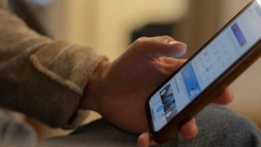 El uso del celular en el aula es un fenómeno imparable. "No se puede tapar el sol con la mano", admiten en Educación.