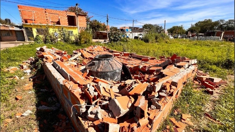 Materiales de construcción, ladrillos y hasta un tanque fueron hallados en un lote.