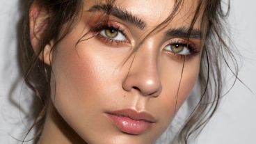 Un make up que busca resaltar el brillo natural.