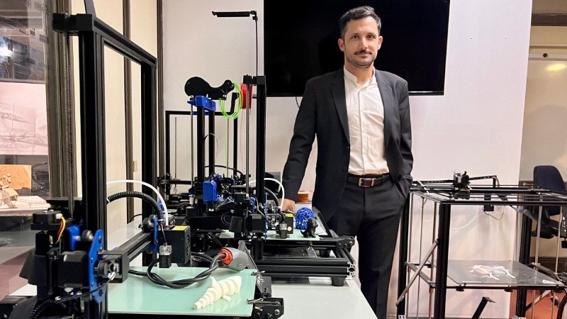 El laboratorio cuenta con 8 impresoras 3D, una termoformadora, un escáner 3D, kits de minitornos y herramientas complementarias, facilitando el desarrollo de toda la comunidad académica.
