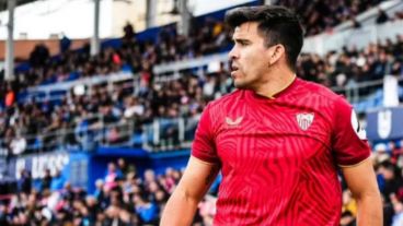 El árbitro detuvo el partido por varios minutos.