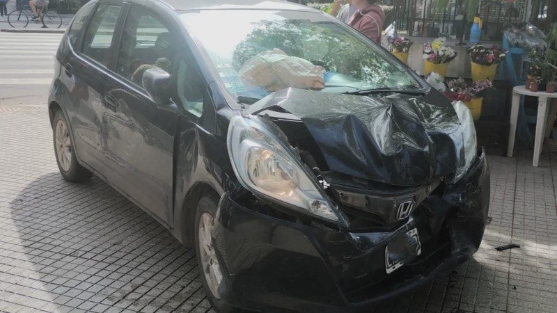 El Honda por poco no embistió un puesto de flores en la vereda.