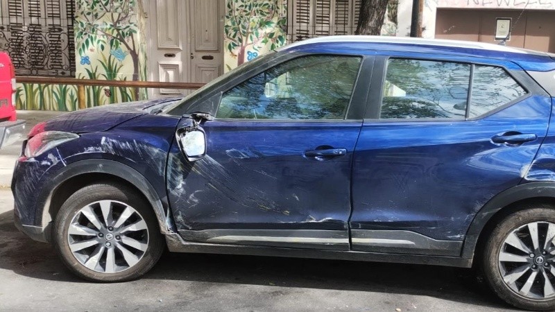 El Nissan tumbó y vecinos ayudaron a darlo vuelta.