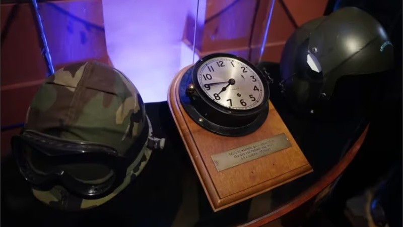 La funcionaria ordenó colocar una serie de vitrinas con objetos que pertenecieron a soldados y generales.