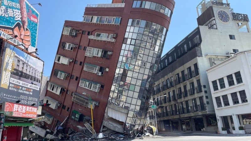 Varios edificios colapsaron por el terremoto enTaiwán.