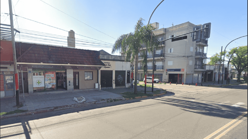 La farmacia se encontraba trabajando con normalidad cuando un hombre irrumpió con balas y una nota.