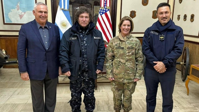 El presidente y el ministro de Defensa junto con la militar y el embajador estadounidense.