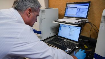 En el laboratorio del Cemar se detectan los casos positivos y se evalúan las cepas.