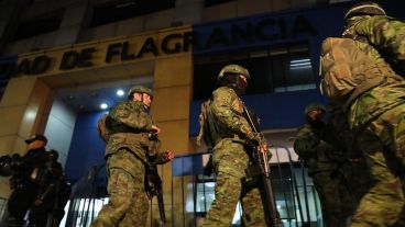 Militares escoltan la salida de un vehículo blindado donde es trasladado el ex vicepresidente ecuatoriano Jorge Glas.