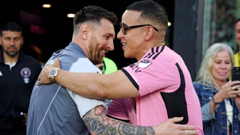 No es la primera estrella internacional que pasa por las tribunas para ver a Messi. 