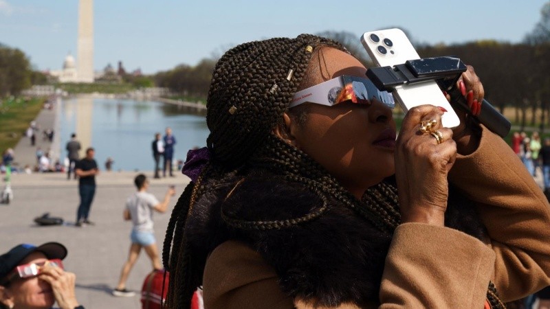 Decenas de personas vieron el eclipse solar total desde la Explanada Nacional de Washington.
