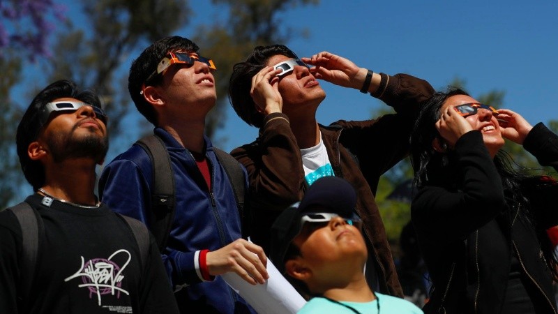 Decenas de personas vieron el eclipse solar total desde la Explanada Nacional de Washington.
