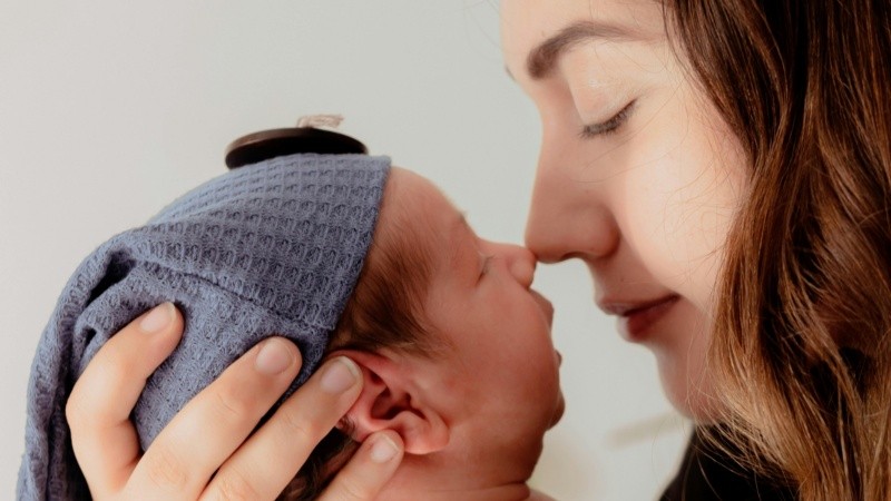 Los recién nacidos suelen mostrar bienestar cuando son cargados, abrazados y acariciados por sus padres.