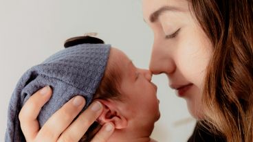 Los recién nacidos suelen mostrar bienestar cuando son cargados, abrazados y acariciados por sus padres.