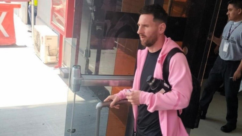 Leo y el equipo que dirige Martino llegaron al aeropuerto de Monterrey al mediodía.
