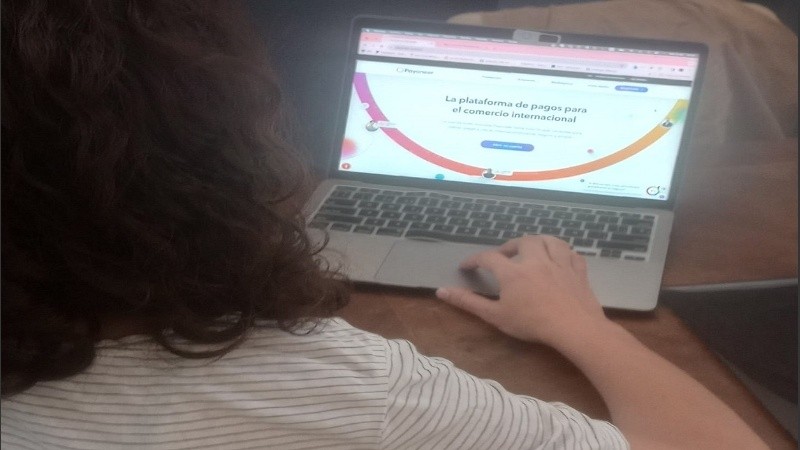 Estela perdió sus fondos de un día para el otro al cerrarle Payoneer su cuenta en dólares, y ahora ella adeuda a sus proveedores.