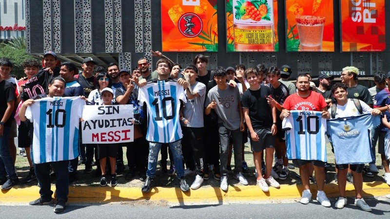 Mexicanos ovacionan a Messi a su llegada a Monterrey.