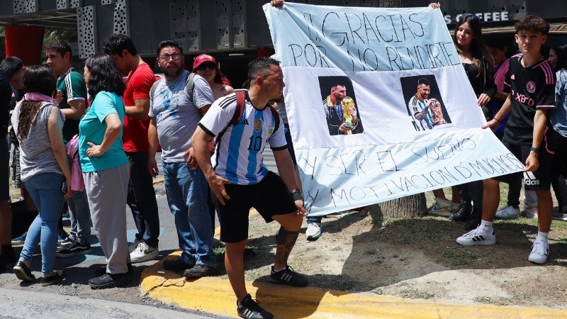 Mexicanos ovacionan a Messi a su llegada a Monterrey.